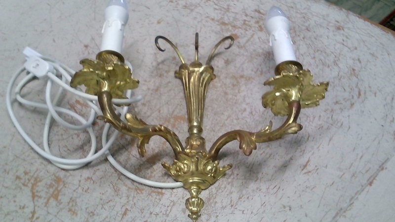 Applique Metallo Dorato 2 Luci  Con Presa Di Corrente    V