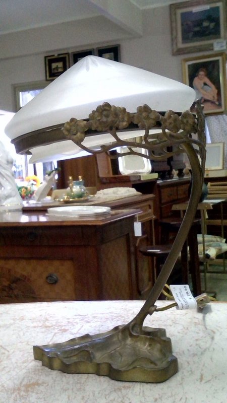 Lampada Da Tavolo Base Ottone "foglia"   Con Paralume Vetro  Non Originale   V