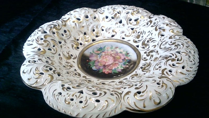 GRANDE VASSOIO CERAMICO TRAFORATO E DIPINTO ANCHE DA APPENDERE  CAPODIMONTE 