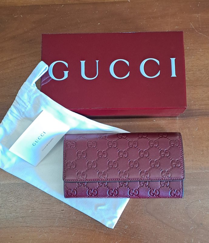 GUCCI PORTAFOGLIO EMBLEM CONTINENTAL  pelle color magenta